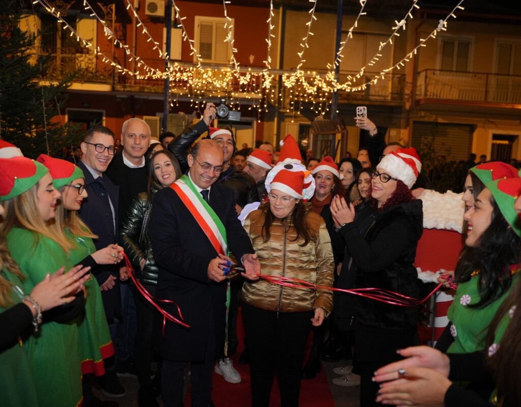 E’ stata inaugurata a Paravati di Mileto, il giorno dell’Immacolata, la “Casa di Babbo Natale”, a cura dell’associazione Onlus “Michele Turco”. La stessa sarà aperta i seguenti giorni: 11/18/25/26 dicembre 1/6 gennaio dalle 17.30 alle 22.30.